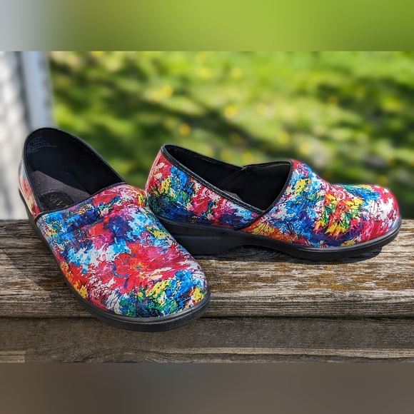 Savvy - women's Nursing Clogs - Picture 1 of 5